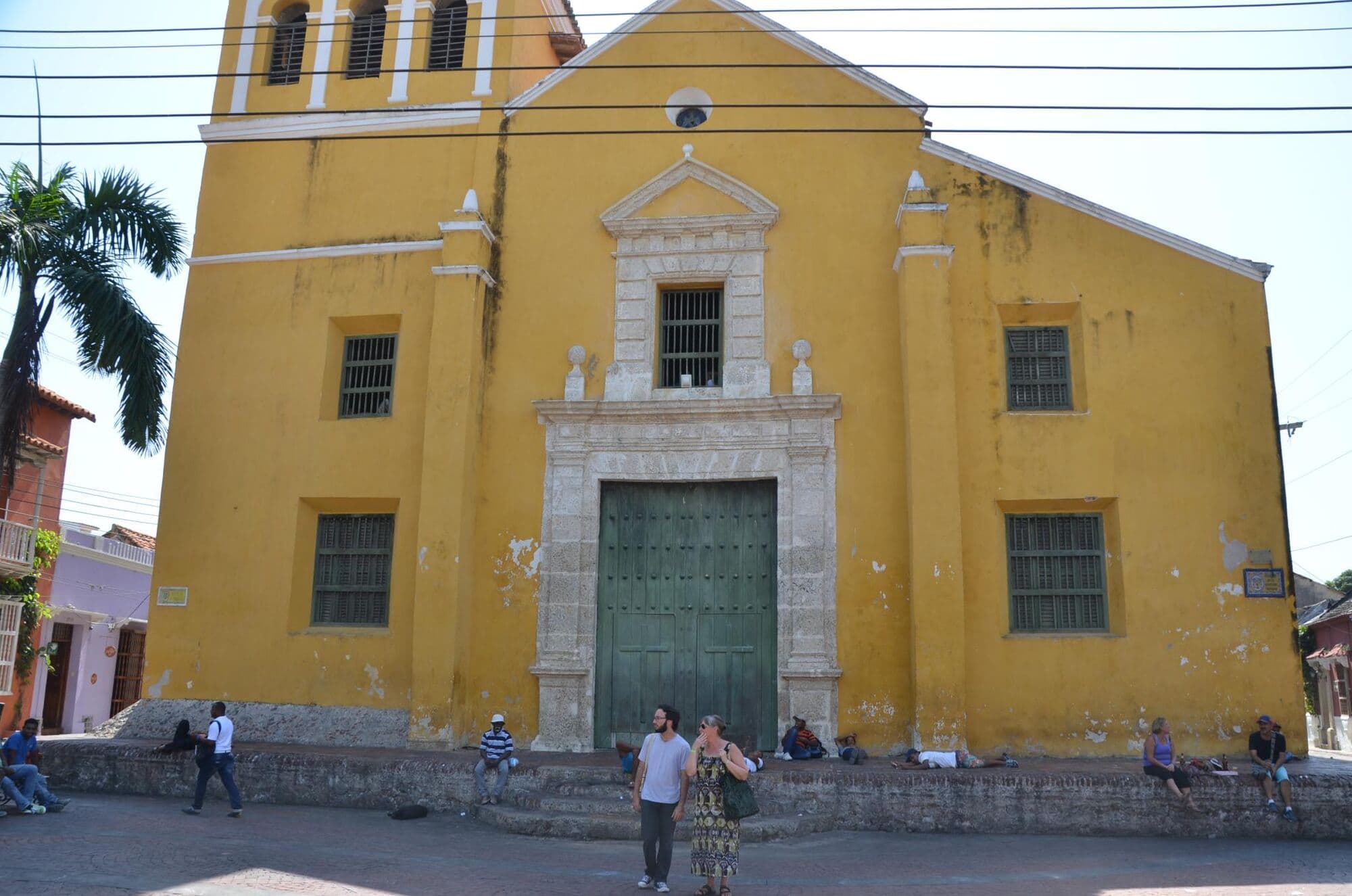 The yellow church of the Trinidad on its plaza in Getsemaní